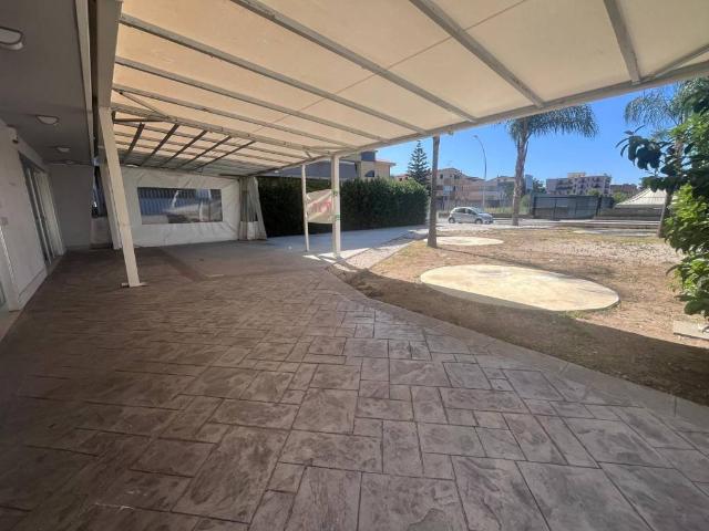 Locale Commerciale in affitto a Casagiove, Campania