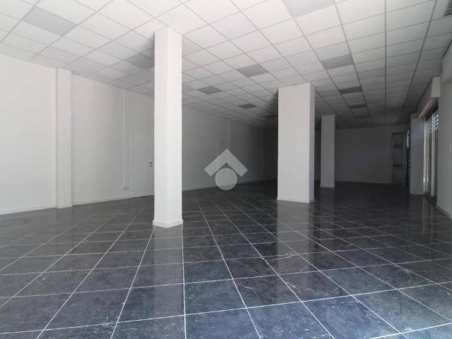 Locale Commerciale in affitto a Casagiove, Campania