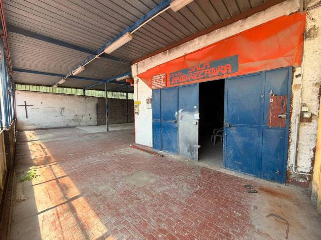 Locale Commerciale in affitto a Casagiove, Campania