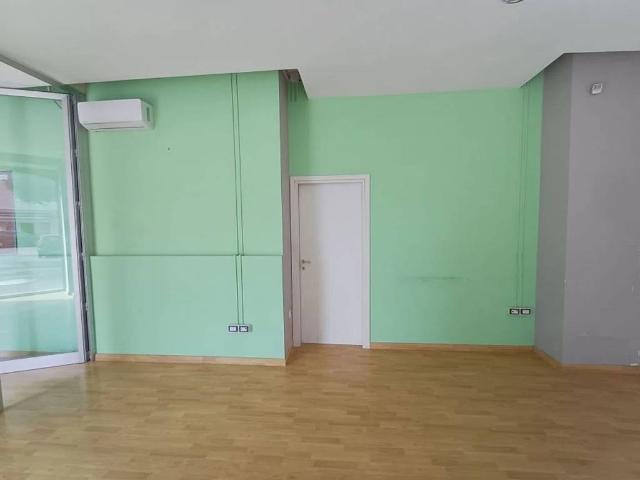 Locale Commerciale in affitto a Casagiove, Campania