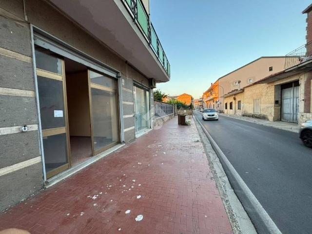 Locale Commerciale in affitto a Casagiove, Campania