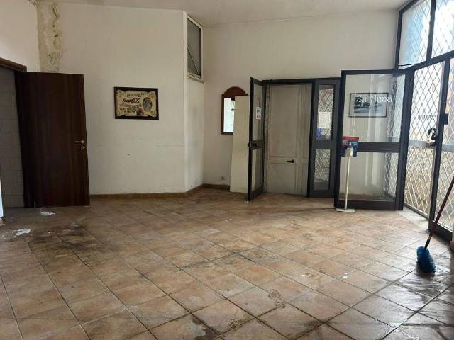 Locale Commerciale in affitto a Casal Di Principe, Campania