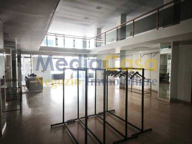 Locale Commerciale in affitto a San Cipriano D'aversa, Campania