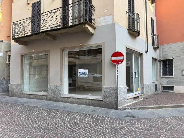 Locale Commerciale in affitto a Oltreponte, Piemonte