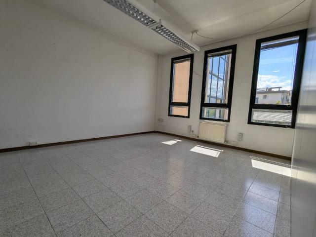Locale Commerciale in affitto a Unione dei comuni Valli del Reno, Lavino e Samoggia, Casalecchio Di Reno