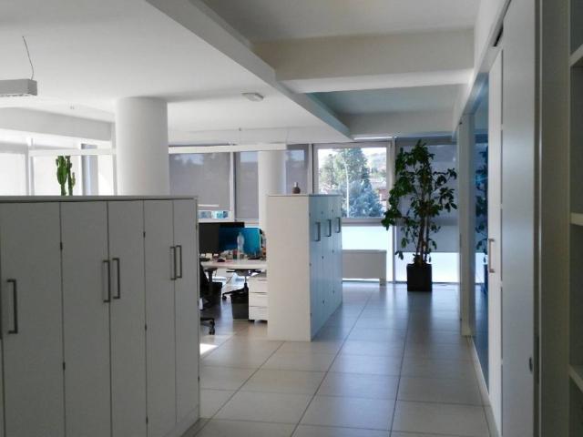 Locale Commerciale in affitto a Unione dei comuni Valli del Reno, Lavino e Samoggia, Casalecchio Di Reno