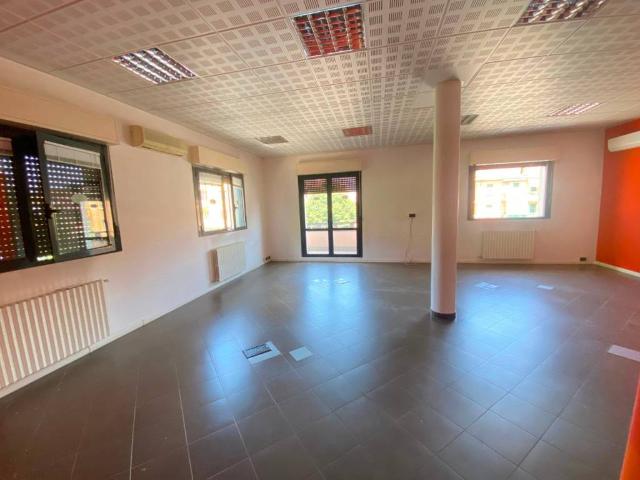 Locale Commerciale in affitto a Unione dei comuni Valli del Reno, Lavino e Samoggia, Casalecchio Di Reno