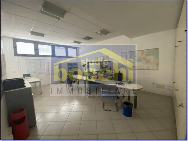 Locale Commerciale in affitto a Unione dei comuni Valli del Reno, Lavino e Samoggia, Casalecchio Di Reno
