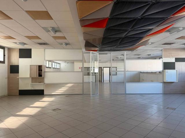 Locale Commerciale in affitto a Unione dei comuni Valli del Reno, Lavino e Samoggia, Casalecchio Di Reno