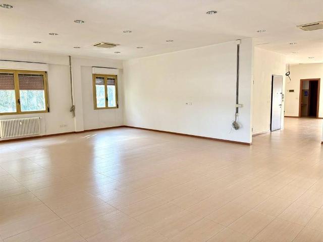 Locale Commerciale in affitto a Casalecchio Di Reno, Reggio Emilia