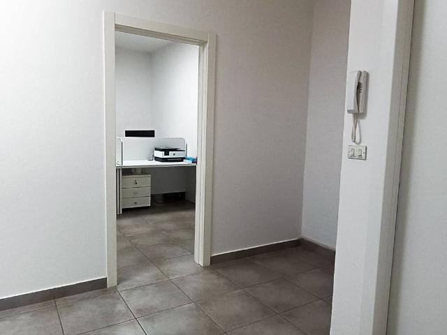 Locale Commerciale in affitto a Unione dei comuni Valli del Reno, Lavino e Samoggia, Casalecchio Di Reno