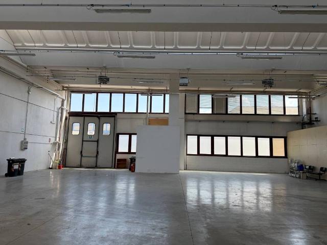 Locale Commerciale in affitto a Unione dei comuni Valli del Reno, Lavino e Samoggia, Casalecchio Di Reno