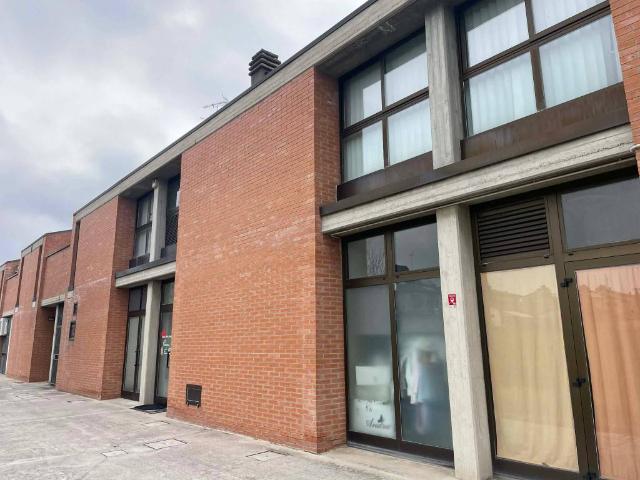 Locale Commerciale in affitto a Nuovo Circondario Imolese, Casalfiumanese