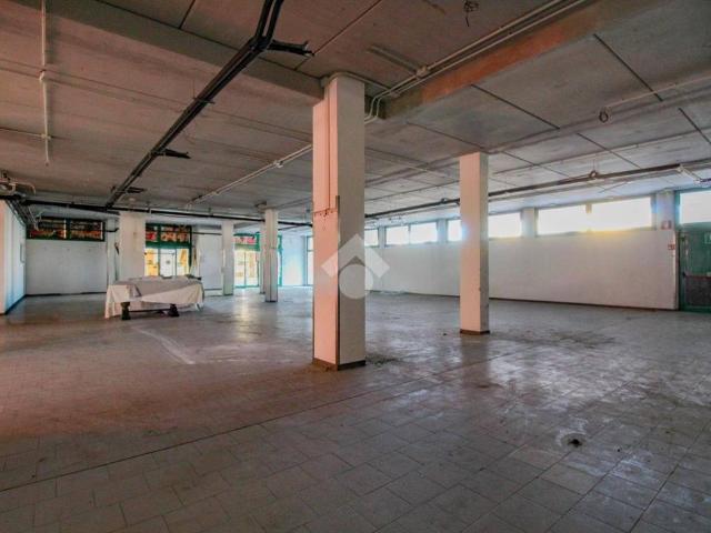 Locale Commerciale in affitto a Tresinaro - Secchia, Re