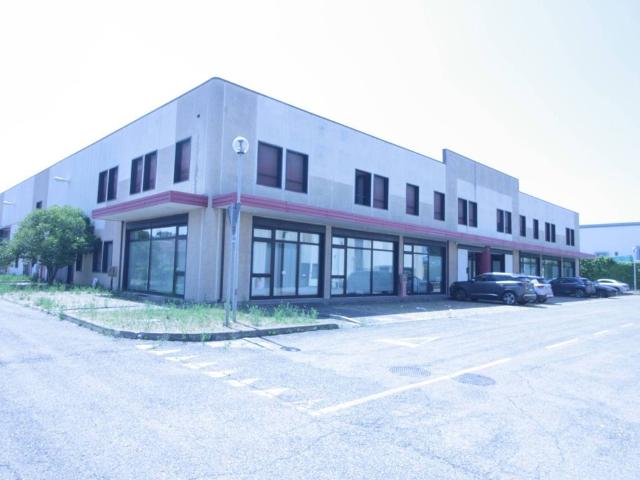 Locale Commerciale in affitto a Tresinaro - Secchia, Re