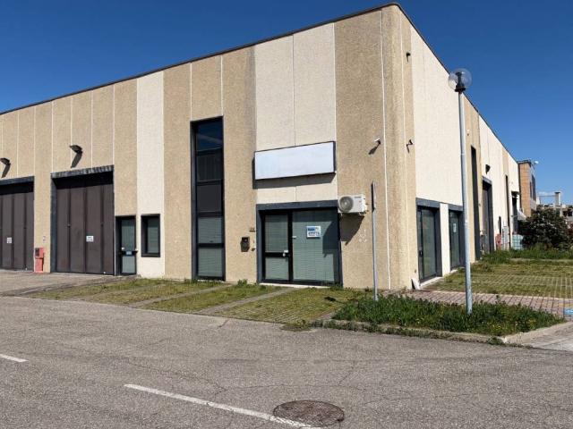 Locale Commerciale in affitto a Tresinaro - Secchia, Re