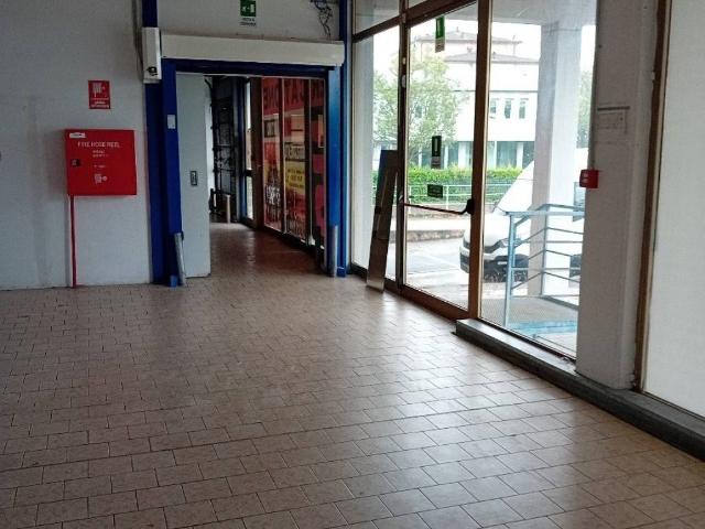 Locale Commerciale in affitto a Tresinaro - Secchia, Re