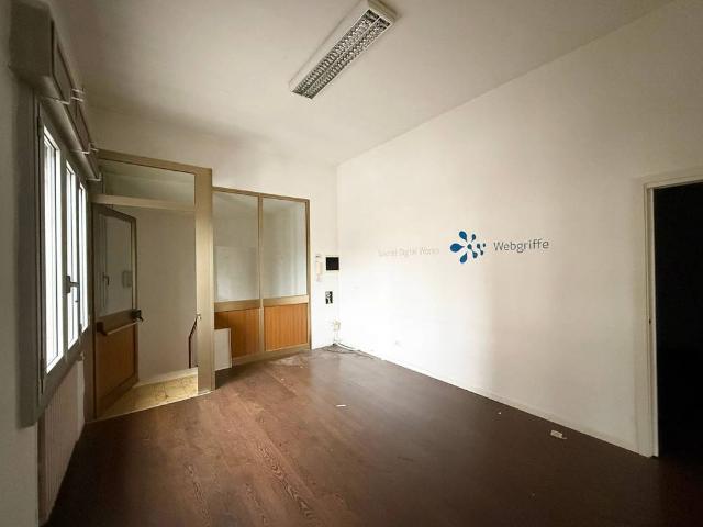 Locale Commerciale in affitto a Tresinaro - Secchia, Re