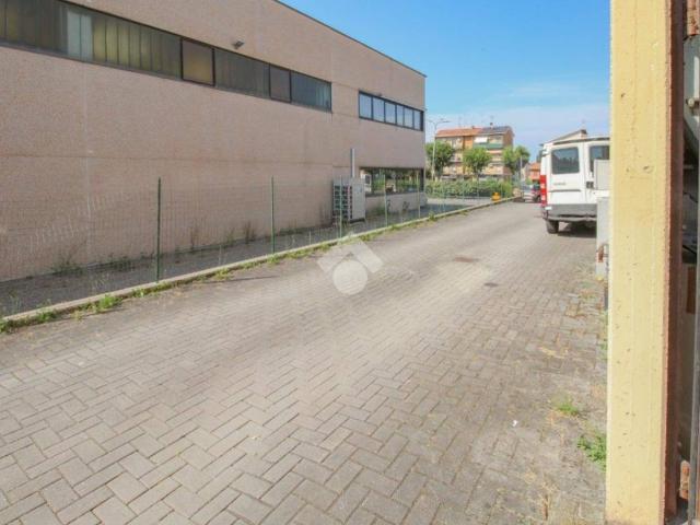 Locale Commerciale in affitto a Tresinaro - Secchia, Re