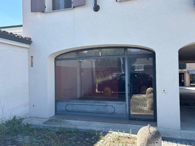 Locale Commerciale in affitto a Casalmaggiore, Lombardia