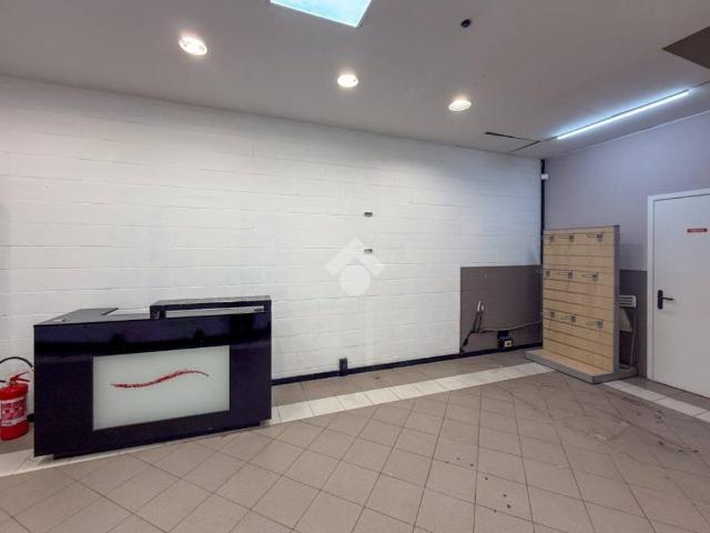 Locale Commerciale in affitto a Casalmaggiore, Lombardia