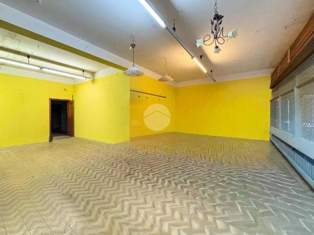Locale Commerciale in affitto a Casalmoro, Lombardia