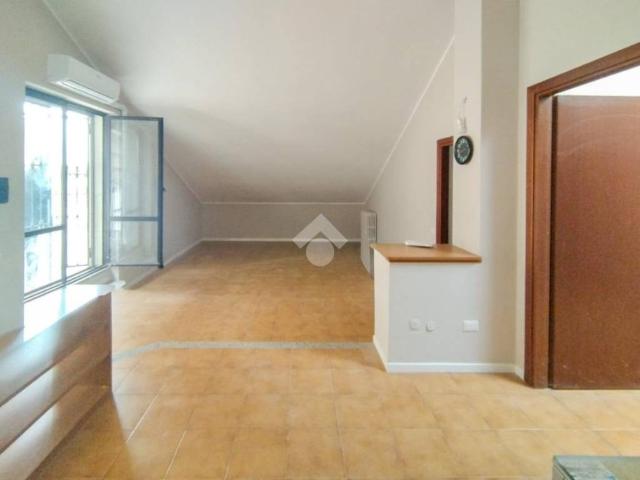 Locale Commerciale in affitto a Casalpusterlengo, Lombardia