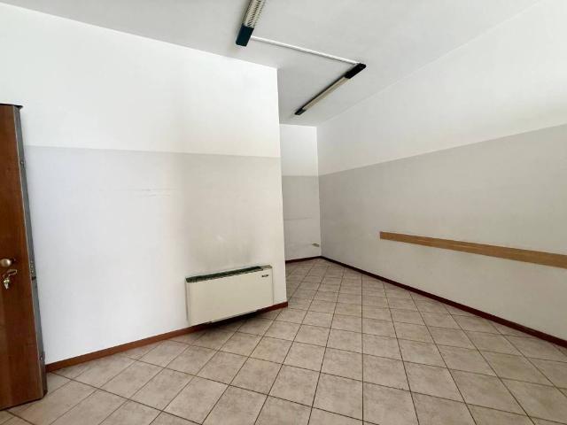 Locale Commerciale in affitto a Casalpusterlengo, Lombardia