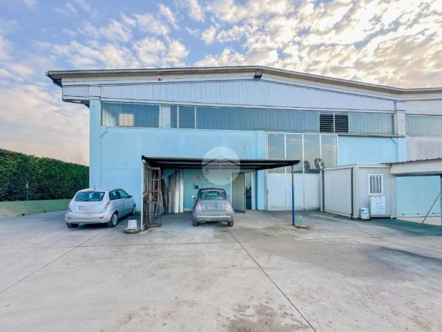 Locale Commerciale in affitto a Casalromano, Lombardia