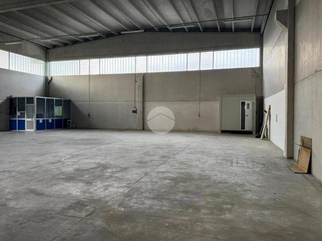 Locale Commerciale in affitto a Casalromano, Lombardia