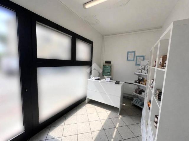 Locale Commerciale in affitto a Casalserugo, Veneto