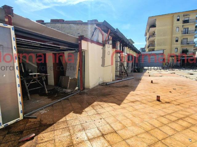 Locale Commerciale in affitto a Teverola, Campania
