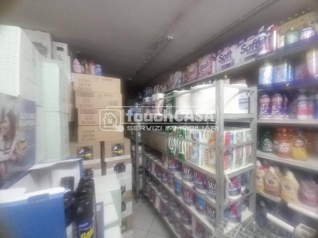 Locale Commerciale in affitto a Teverola, Campania