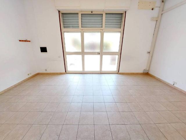 Locale Commerciale in affitto a Puglia, Bari