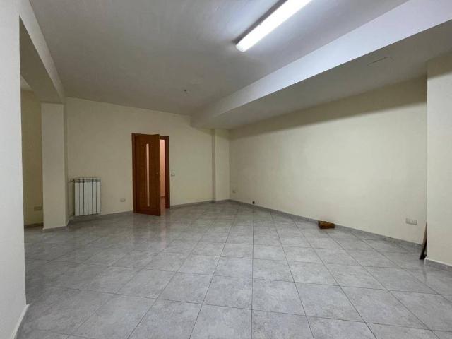 Locale Commerciale in affitto a Casapulla, Campania