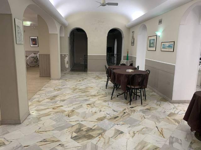 Locale Commerciale in affitto a Casapulla, Campania