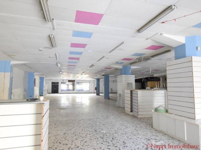 Locale Commerciale in affitto a Municipalità 7, San Pietro A Patierno