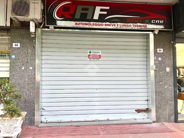Locale Commerciale in affitto a Casavatore, Campania