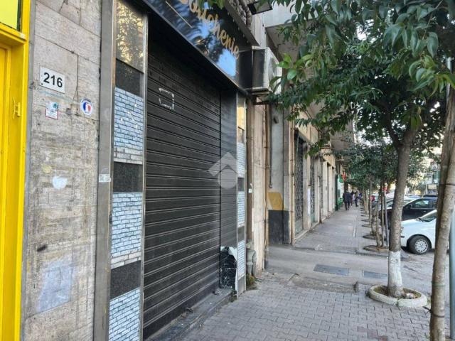 Locale Commerciale in affitto a Casavatore, Campania