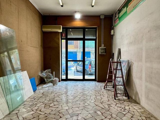Locale Commerciale in affitto a Casavatore, Campania