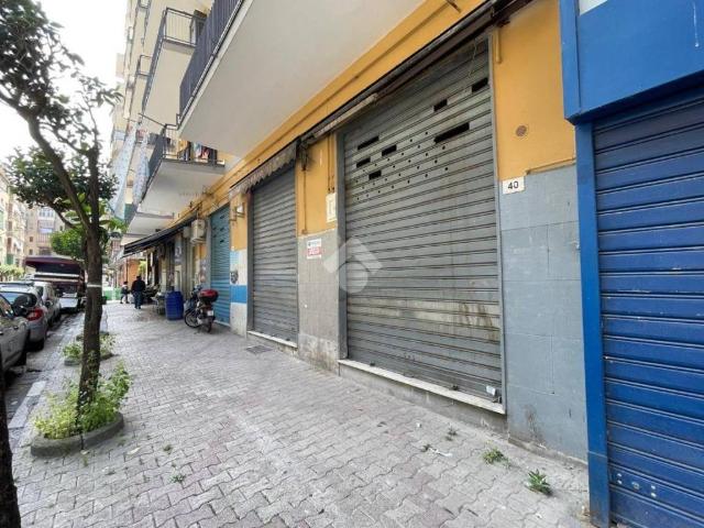 Locale Commerciale in affitto a Casavatore, Campania