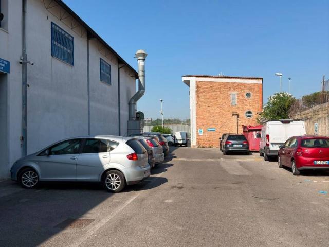 Locale Commerciale in affitto a Municipalità 7, Casavatore