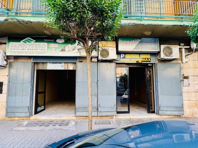 Locale Commerciale in affitto a Casavatore, Campania