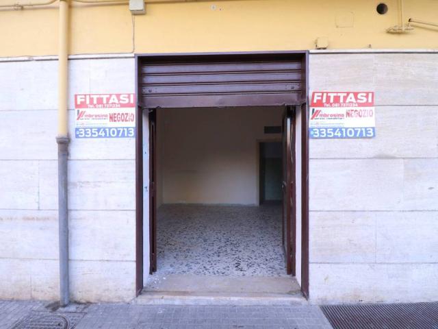 Locale Commerciale in affitto a Casavatore, Campania