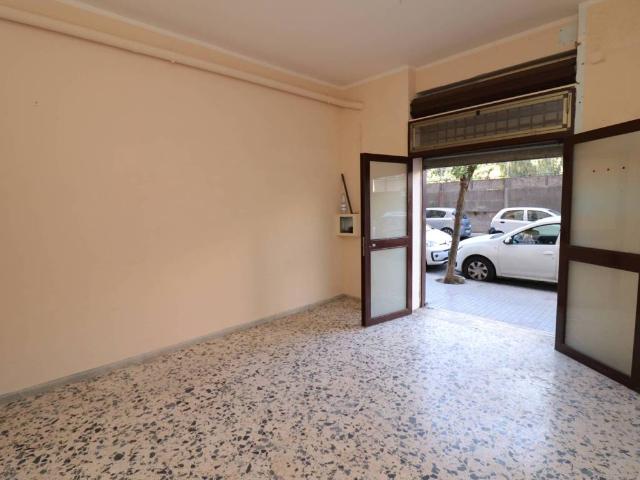 Locale Commerciale in affitto a Casavatore, Campania