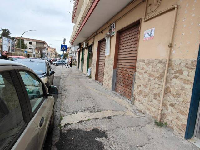 Locale Commerciale in affitto a Casavatore, Campania