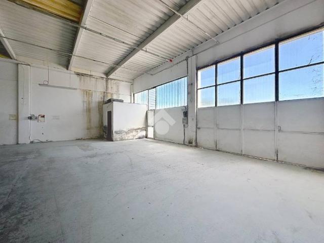 Locale Commerciale in affitto a Casciana Terme Lari, Perignano