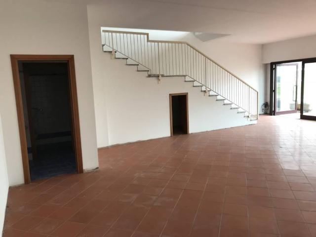 Locale Commerciale in affitto a Casciana Terme Lari, Perignano