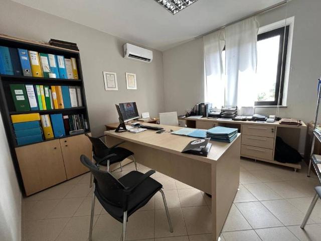 Locale Commerciale in affitto a Cascina, Toscana