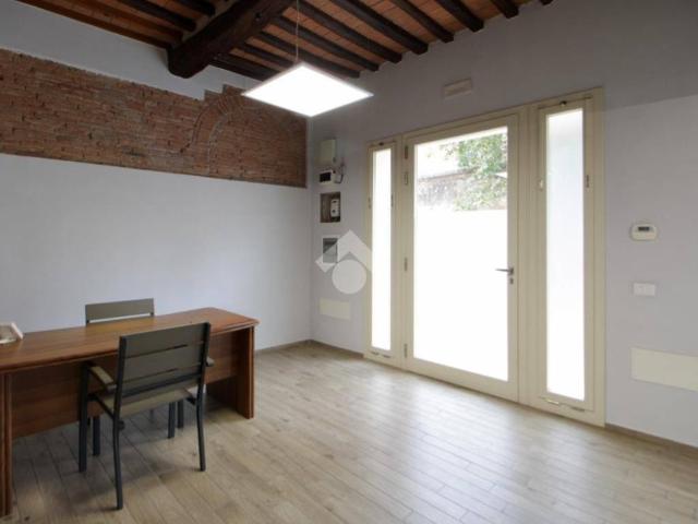 Locale Commerciale in affitto a Cascina